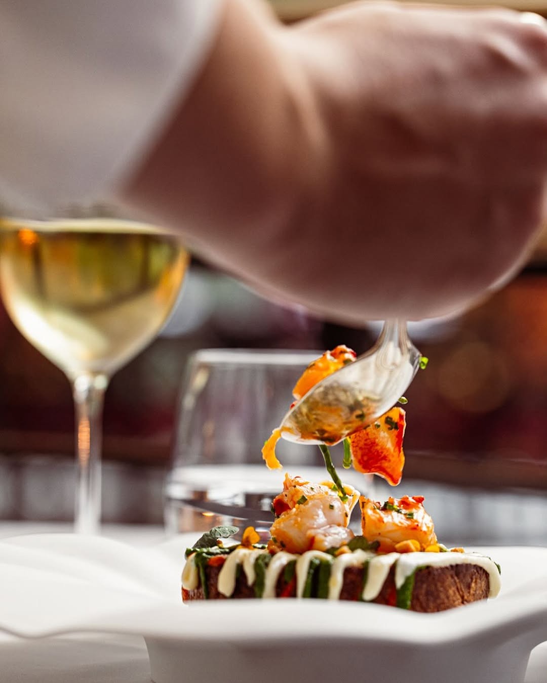 Plat gastronomique avec verre de vin et décoration